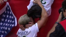ĐẶC BIỆT: Nữ tuyển thủ Mỹ dành tặng nụ hôn chiến thắng cho... vợ
